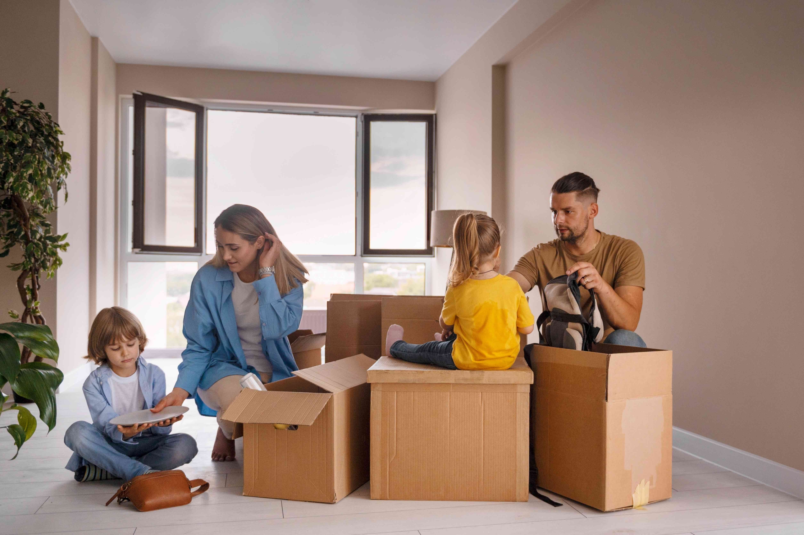 happy-family-with-kids-moving-their-new-home_11zon Le logement locatif intermédiaire ( LLI ) en Normandie